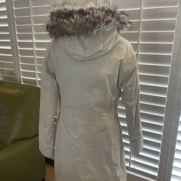 The North Face Women's White Arctic Parka w/ removable fur and hood-Size
Large - Picture 5 of 6